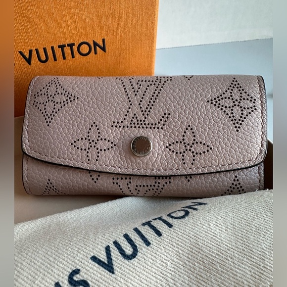 Authentic Louis Vuitton Key Holder Case Monogram Mahina Magnolia w/COA - Picture 10 of 12